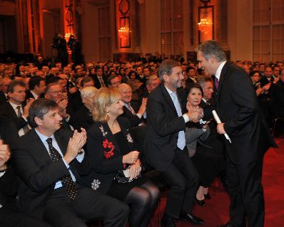 Dienstag, den 2. Dezember 2009, hielt Bundeskanzler Werner Faymann in der Wiener Hofburg die Grundsatzrede &quot;&Ouml;sterreich Gemeinsam&quot; aus Anlass des ersten Jahrestags der Bundesregierung. Im Bild Bundeskanzler Werner Faymann (R) mit dem designierten EU-Kommissar Johannes Hahn (2-R).