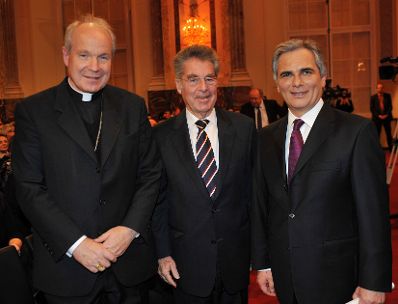Dienstag, den 2. Dezember 2009, hielt Bundeskanzler Werner Faymann in der Wiener Hofburg die Grundsatzrede &quot;&Ouml;sterreich Gemeinsam&quot; aus Anlass des ersten Jahrestags der Bundesregierung. Im Bild (v.L.n.R.) Kardinal Christoph Sch&ouml;nborn, Bundespr&auml;sident Heinz Fischer, Bundeskanzler Werner Faymann.
