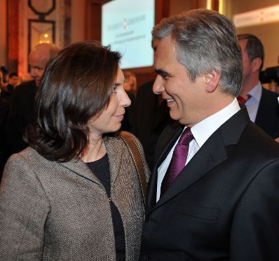 Dienstag, den 2. Dezember 2009, hielt Bundeskanzler Werner Faymann in der Wiener Hofburg die Grundsatzrede &quot;&Ouml;sterreich Gemeinsam&quot; aus Anlass des ersten Jahrestags der Bundesregierung. Im Bild Bundeskanzler Werner Faymann mit Ehefrau Martina.