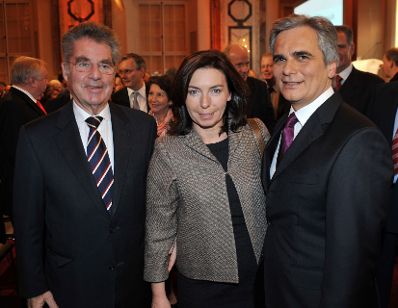 Dienstag, den 2. Dezember 2009, hielt Bundeskanzler Werner Faymann in der Wiener Hofburg die Grundsatzrede &quot;&Ouml;sterreich Gemeinsam&quot; aus Anlass des ersten Jahrestags der Bundesregierung. Im Bild Bundeskanzler Werner Faymann (R) mit Ehefrau Martina und Bundespr&auml;sident Heinz Fischer (L).