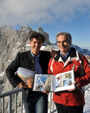 Freitag, den 27. November 2009 fand auf der Bergstation der Dachstein Seilbahn, Steiermark die Buchpr&auml;sentation des Bildbandes von Herbert Raffalt (L), &quot;Dachstein|Tauern - Magie einer Landschaft&quot; mit Bundeskanzler Werner Faymann (R) statt.