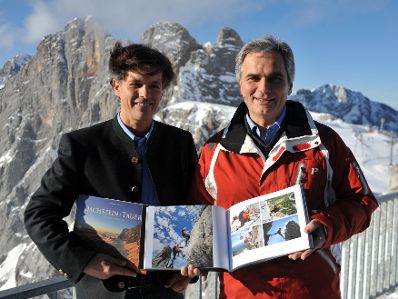 Freitag, den 27. November 2009 fand auf der Bergstation der Dachstein Seilbahn, Steiermark die Buchpr&auml;sentation des Bildbandes von Herbert Raffalt (L), &quot;Dachstein|Tauern - Magie einer Landschaft&quot; mit Bundeskanzler Werner Faymann (R) statt.