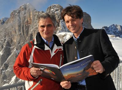 Freitag, den 27. November 2009 fand auf der Bergstation der Dachstein Seilbahn, Steiermark die Buchpr&auml;sentation des Bildbandes von Herbert Raffalt (R), &quot;Dachstein|Tauern - Magie einer Landschaft&quot; mit Bundeskanzler Werner Faymann (L) statt.