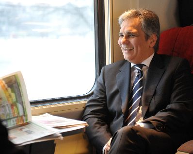 Mittwoch, den 7. J&auml;nner 2009 traf &Ouml;sterreichs Bundeskanzler Werner Faymann im Rahmen seines ersten bilateralen Auslandsbesuchs, der traditionell in die Schweiz f&uuml;hrt, in Bern mit dem schweizer Bundespr&auml;sidenten und Bundesrat f&uuml;r Finanzen, Hans-Rudolf Merz zu politischen Gespr&auml;chen zusammen. Im Bild Bundeskanzler Faymann im Zug von Z&uuml;rich nach Bern.