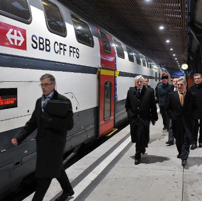 Mittwoch, den 7. J&auml;nner 2009 traf &Ouml;sterreichs Bundeskanzler Werner Faymann im Rahmen seines ersten bilateralen Auslandsbesuchs, der traditionell in die Schweiz f&uuml;hrt, in Bern mit dem schweizer Bundespr&auml;sidenten und Bundesrat f&uuml;r Finanzen, Hans-Rudolf Merz zu politischen Gespr&auml;chen zusammen. Im Bild Bundeskanzler Faymann (R) mit dem &ouml;sterreichischen Botschafter in Bern, Hans-Peter Manz am Bahnhof Z&uuml;rich auf dem Weg nach Bern.