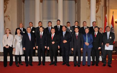 Donnerstag, den 15. Oktober 2009 fand im Schloss Esterhazy in Eisenstadt, Burgenland die dritte gemeinsame Sitzung der Bundesregierung der Republik &Ouml;sterreich und der Regierung der Republik Ungarn statt. Im Bild &Ouml;sterreichs Bundeskanzler Werner Faymann mit seinem ungarischen Amtskollegen Gordon Bajnai mit den Regierungskollegen beim gemeinsamen Gruppenfoto.