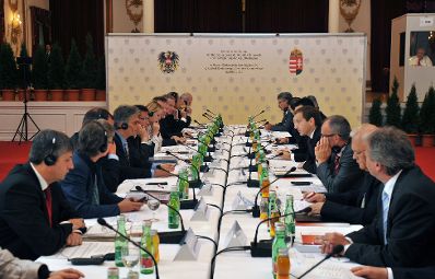 Donnerstag, den 15. Oktober 2009 fand im Schloss Esterhazy in Eisenstadt, Burgenland die dritte gemeinsame Sitzung der Bundesregierung der Republik &Ouml;sterreich und der Regierung der Republik Ungarn unter der Leitung von &Ouml;sterreichs Bundeskanzler Werner Faymann und dem ungarischen Premierminister Gordon Bajnai statt.