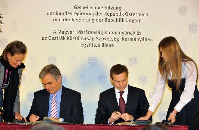 Donnerstag, den 15. Oktober 2009 fand im Schloss Esterhazy in Eisenstadt, Burgenland die dritte gemeinsame Sitzung der Bundesregierung der Republik &Ouml;sterreich und der Regierung der Republik Ungarn statt. Im Bild &Ouml;sterreichs Bundeskanzler Werner Faymann (L) und der ungarische Premierminister Gordon Bajnai (R) bei der Unterzeichnung der gemeinsamen Erkl&auml;rung.