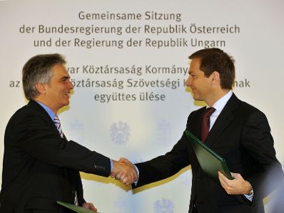 Donnerstag, den 15. Oktober 2009 fand im Schloss Esterhazy in Eisenstadt, Burgenland die dritte gemeinsame Sitzung der Bundesregierung der Republik &Ouml;sterreich und der Regierung der Republik Ungarn statt. Im Bild &Ouml;sterreichs Bundeskanzler Werner Faymann (L) und der ungarische Premierminister Gordon Bajnai (R) nach der Unterzeichnung der gemeinsamen Erkl&auml;rung.