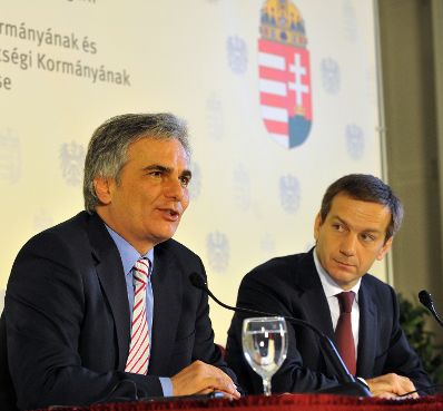 Donnerstag, den 15. Oktober 2009 fand im Schloss Esterhazy in Eisenstadt, Burgenland die dritte gemeinsame Sitzung der Bundesregierung der Republik &Ouml;sterreich und der Regierung der Republik Ungarn statt. Im Bild &Ouml;sterreichs Bundeskanzler Werner Faymann (L) und der ungarische Premierminister Gordon Bajnai (R) bei der anschlie&szlig;enden Pressekonferenz.