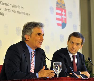 Donnerstag, den 15. Oktober 2009 fand im Schloss Esterhazy in Eisenstadt, Burgenland die dritte gemeinsame Sitzung der Bundesregierung der Republik &Ouml;sterreich und der Regierung der Republik Ungarn statt. Im Bild &Ouml;sterreichs Bundeskanzler Werner Faymann (L) und der ungarische Premierminister Gordon Bajnai (R) bei der anschlie&szlig;enden Pressekonferenz.