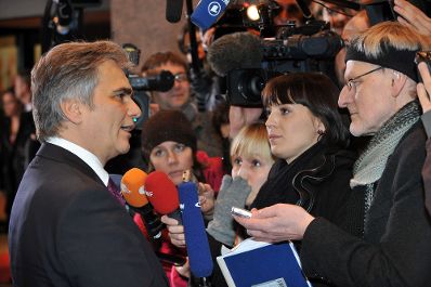 Donnerstag, den 10. Dezember 2009 begann in Br&uuml;ssel, Belgien die 2-t&auml;gige Tagung des Europ&auml;ischen Rates der EU-Staats- und Regierungschefs unter schwedischem Vorsitz. Im Bild &Ouml;sterreichs Bundeskanzler Werner Faymann (L) beim Interview mit Journalisten.