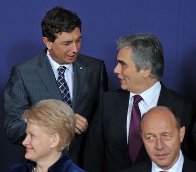 Donnerstag, den 10. Dezember 2009 begann in Br&uuml;ssel, Belgien die 2-t&auml;gige Tagung des Europ&auml;ischen Rates der EU-Staats- und Regierungschefs unter schwedischem Vorsitz. Im Bild &Ouml;sterreichs Bundeskanzler Werner Faymann (R-H) mit Sloweniens Premierminister Borut Pahor (L-H) beim traditionellen Familienfoto.