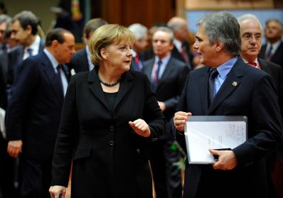 Freitag, den 11. Dezember 2009 endete in Br&uuml;ssel, Belgien die 2-t&auml;gige Tagung des Europ&auml;ischen Rates der EU-Staats- und Regierungschefs unter schwedischem Vorsitz. Im Bild &Ouml;sterreichs Bundeskanzler Werner Faymann (R) mit Deutschlands Bundeskanzlerin Angela Merkel (L).