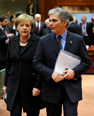 Freitag, den 11. Dezember 2009 endete in Br&uuml;ssel, Belgien die 2-t&auml;gige Tagung des Europ&auml;ischen Rates der EU-Staats- und Regierungschefs unter schwedischem Vorsitz. Im Bild &Ouml;sterreichs Bundeskanzler Werner Faymann (R) mit Deutschlands Bundeskanzlerin Angela Merkel (L).