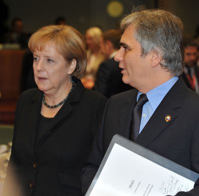 Freitag, den 11. Dezember 2009 endete in Br&uuml;ssel, Belgien die 2-t&auml;gige Tagung des Europ&auml;ischen Rates der EU-Staats- und Regierungschefs unter schwedischem Vorsitz. Im Bild &Ouml;sterreichs Bundeskanzler Werner Faymann (R) mit Deutschlands Bundeskanzlerin Angela Merkel (L).