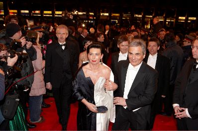 Bundeskanzler Werner Faymann gemeinsam mit seiner Ehefrau Martina Ludwig-Faymann auf dem Weg zum Wiener Opernball 2009.