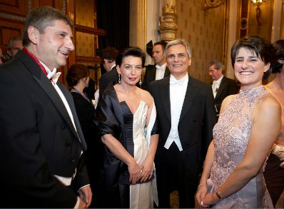 Bundeskanzler Werner Faymann mit Ehefrau Martina Ludwig-Faymann (m.) gemeinsam mit Au&szlig;enminister Michael Spindelegger (l.) mit Ehefrau Margit (r.) am Wiener Opernball 2009.