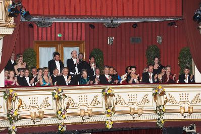 Wiener Opernball 2009. Blick auf die Pr&auml;sidentenloge mit Bundespr&auml;sident Heinz Fischer und Ehefrau Margit, flankiert von Mitgliedern der &ouml;sterreichischen Bundesregierung mit Begleitung.