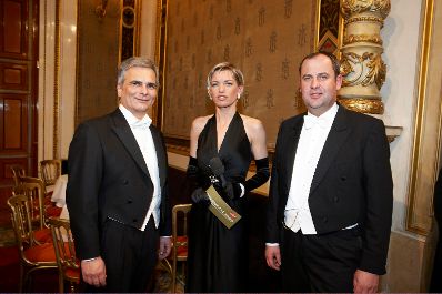 Bundeskanzler Werner Faymann (l.) und Finanzminister Josef Pr&ouml;ll (r.) mit ORF-Moderatorin Marie-Claire Zimmermann am Wiener Opernball 2009.