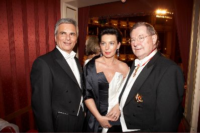 Bundeskanzler Werner Faymann (l.) mit Ehefrau Martina Ludwig-Faymann gemeinsam mit dem Generaldirektor der Raiffeisenlandesbank Ober&ouml;sterreich Ludwig Scharinger (r.) am Wiener Opernball 2009.