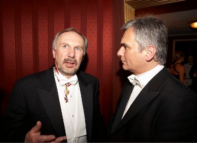 Bundeskanzler Werner Faymann (r.) mit dem Gouverneur der &Ouml;sterreichischen Nationalbank Ewald Nowotny (l.) am Wiener Opernball 2009.