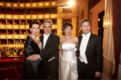 Bundeskanzler Werner Faymann mit Ehefrau Martina Ludwig-Faymann (l.) gemeinsam mit Staatssekret&auml;r Josef Ostermayer mit Ehefrau Manuela (r.) am Wiener Opernball 2009.