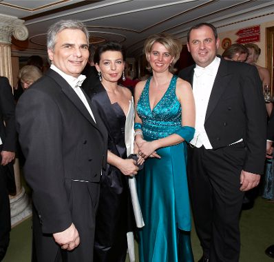Bundeskanzler Werner Faymann mit Ehefrau Martina Ludwig-Faymann (l.) gemeinsam mit Finanzminister Josef Pr&ouml;ll mit Ehefrau Gabi (r.) am Wiener Opernball 2009.