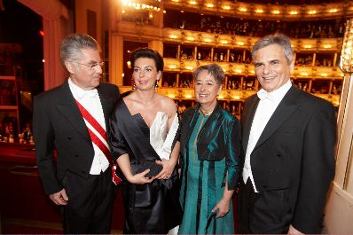 Bundespr&auml;sident Heinz Fischer (l.) mit Ehefrau Margit (m.r.) gemeinsam mit Bundeskanzler Werner Faymann (r.) mit Ehefrau Martina Ludwig-Faymann (m.l.) am Wiener Opernball 2009.