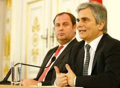 Bundeskanzler Werner Faymann (r.) und Finanzminister Josef Pr&ouml;ll (l.) beim Pressefoyer nach dem Ministerrat am 22. Dezember 2009 im Bundeskanzleramt.