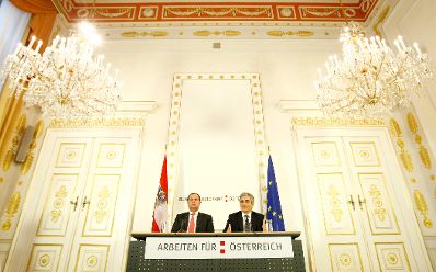 Bundeskanzler Werner Faymann (r.) und Finanzminister Josef Pr&ouml;ll (l.) beim Pressefoyer nach dem Ministerrat am 22. Dezember 2009 im Bundeskanzleramt.