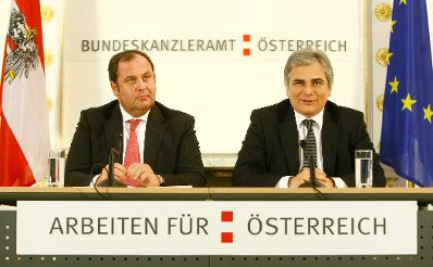 Bundeskanzler Werner Faymann (r.) und Finanzminister Josef Pr&ouml;ll (l.) beim Pressefoyer nach dem Ministerrat am 22. Dezember 2009 im Bundeskanzleramt.