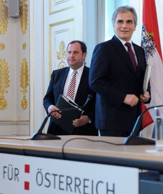 Bundeskanzler Werner Faymann (r.) und Finanzminister Josef Pr&ouml;ll (l.) beim Pressefoyer nach dem Ministerrat am 15. Dezember 2009.