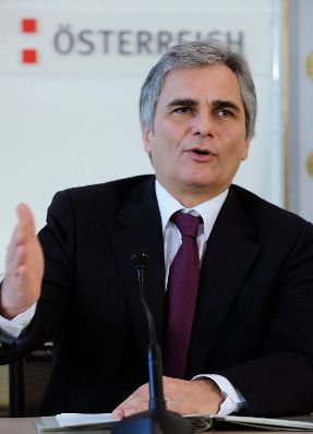 Bundeskanzler Werner Faymann beim Pressefoyer nach dem Ministerrat am 15. Dezember 2009.