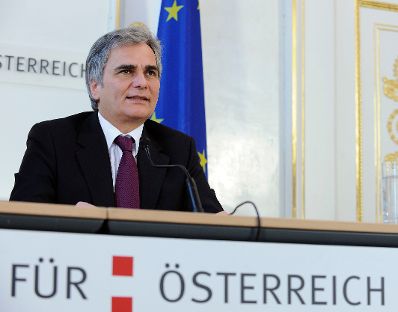 Bundeskanzler Werner Faymann beim Pressefoyer nach dem Ministerrat am 15. Dezember 2009.