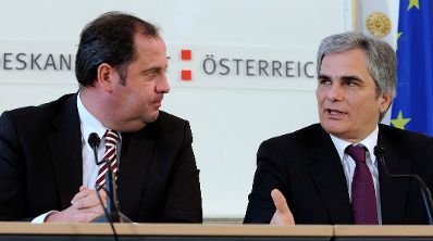 Bundeskanzler Werner Faymann (r.) und Finanzminister Josef Pr&ouml;ll (l.) beim Pressefoyer nach dem Ministerrat am 15. Dezember 2009.