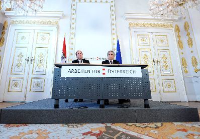 Bundeskanzler Werner Faymann (r.) und Finanzminister Josef Pr&ouml;ll (l.) beim Pressefoyer nach dem Ministerrat am 15. Dezember 2009.