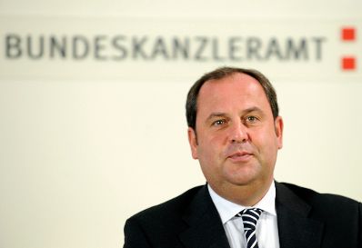 Finanzminister Josef Pr&ouml;ll beim Pressefoyer nach dem Ministerrat am 9.12.2009 im Bundeskanzleramt.