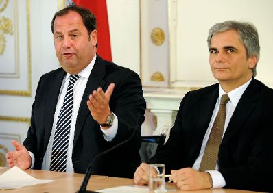 Bundeskanzler Werner Faymann (r.) und Finanzminister Josef Pr&ouml;ll (l.) beim Pressefoyer nach dem Ministerrat am 9.12.2009 im Bundeskanzleramt.