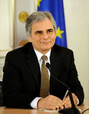 Bundeskanzler Werner Faymann beim Pressefoyer nach dem Ministerrat am 9.12.2009 im Bundeskanzleramt.
