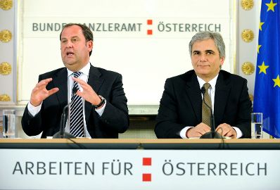 Bundeskanzler Werner Faymann (r.) und Finanzminister Josef Pr&ouml;ll (l.) beim Pressefoyer nach dem Ministerrat am 9.12.2009 im Bundeskanzleramt.