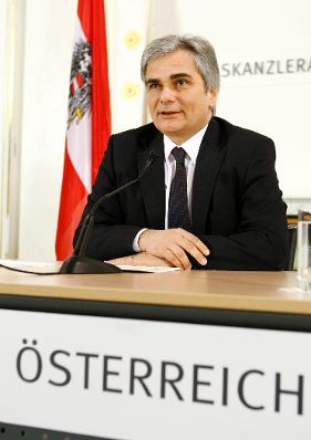 Bundeskanzler Werner Faymann beim Pressefoyer nach dem Ministerrat am 1. Dezember 2009 im Bundeskanzleramt.