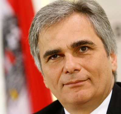 Bundeskanzler Werner Faymann beim Pressefoyer nach dem Ministerrat am 1. Dezember 2009 im Bundeskanzleramt.