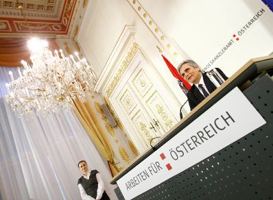 Bundeskanzler Werner Faymann beim Pressefoyer nach dem Ministerrat am 1. Dezember 2009 im Bundeskanzleramt.
