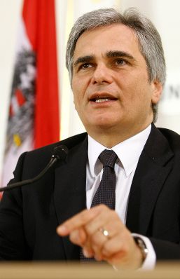 Bundeskanzler Werner Faymann beim Pressefoyer nach dem Ministerrat am 1. Dezember 2009 im Bundeskanzleramt.