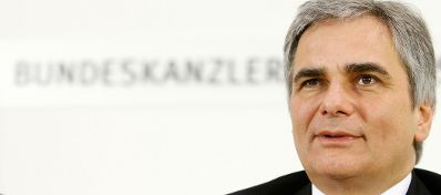 Bundeskanzler Werner Faymann beim Pressefoyer nach dem Ministerrat am 24. November 2009 im Bundeskanzleramt.