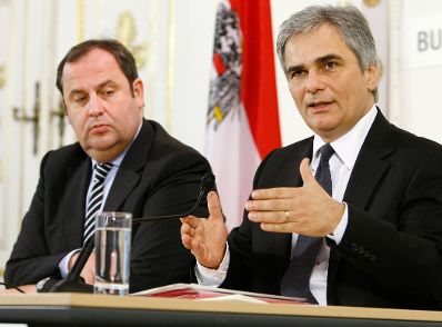 Bundeskanzler Werner Faymann (r.) und Finanzminister Josef Pr&ouml;ll (l.) beim Pressefoyer nach dem Ministerrat am 24. November 2009 im Bundeskanzleramt.