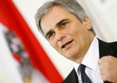 Bundeskanzler Werner Faymann beim Pressefoyer nach dem Ministerrat am 24. November 2009 im Bundeskanzleramt.