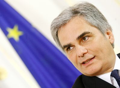 Bundeskanzler Werner Faymann beim Pressefoyer nach dem Ministerrat am 17. November 2009 im Bundeskanzleramt.