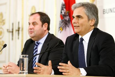 Bundeskanzler Werner Faymann (r.) und Finanzminister Josef Pr&ouml;ll (l.) beim Pressefoyer nach dem Ministerrat am 17. November 2009 im Bundeskanzleramt.
